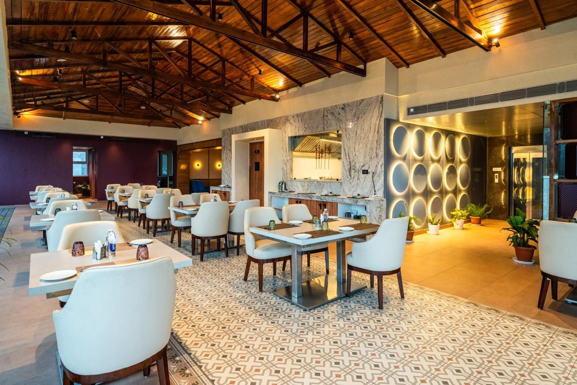 The White Rock Inn & Dine Šillong Exteriér fotografie
